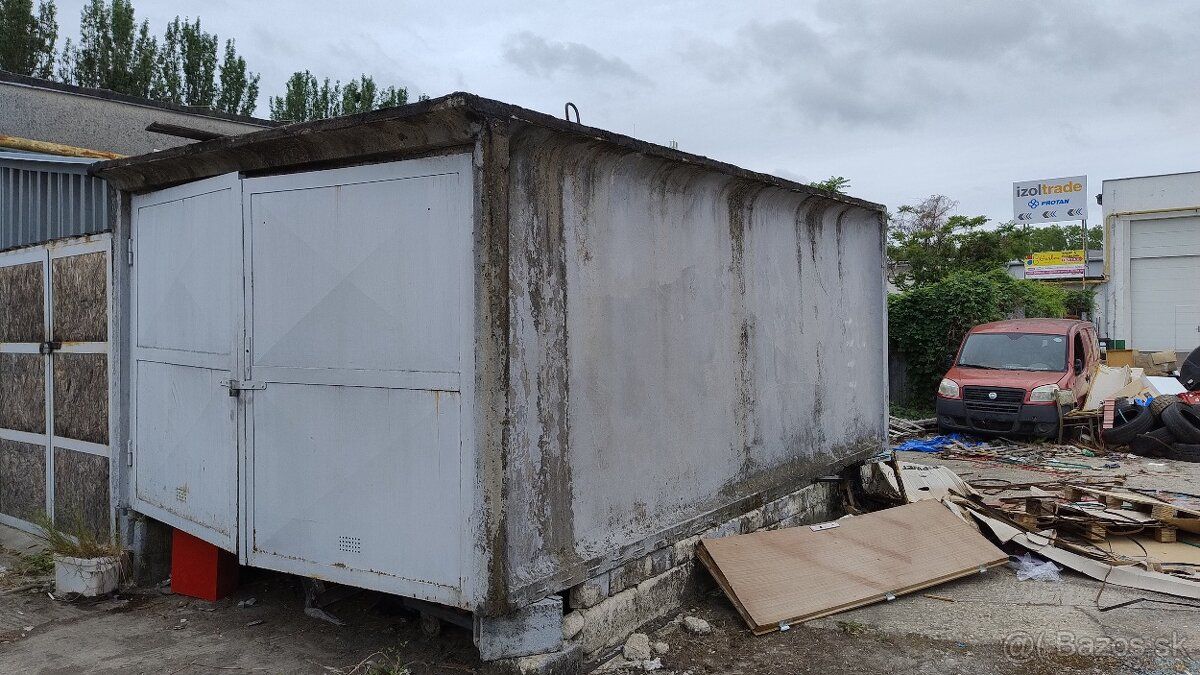 Prodám prefabrikovanou garáž včetně dveří, nachází se v