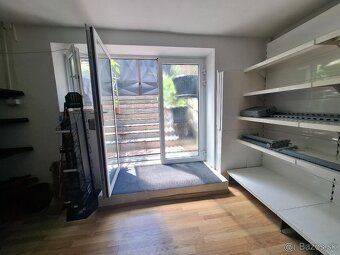 Nájem prostoru 62 m², výška 2,35 m. Vhodný pro kanceláře