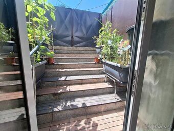 Nájem prostoru 62 m², výška 2,35 m. Vhodný pro kanceláře