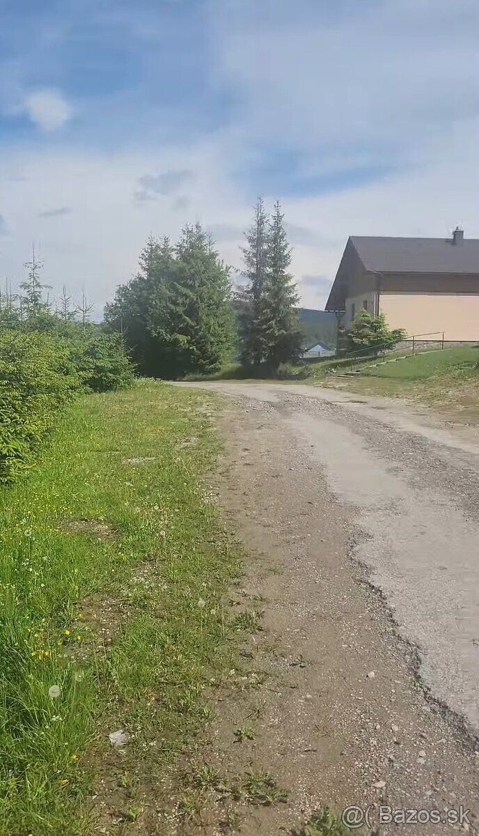 Prodám pozemek o ploše 691 m2 v obci Oravská Lesná. Nachází