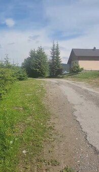 Prodám pozemek o ploše 691 m2 v obci Oravská Lesná. Nachází