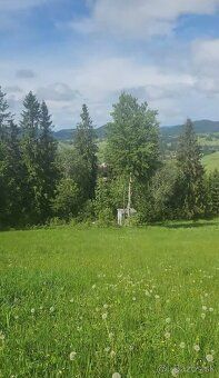 Prodám pozemek o ploše 691 m2 v obci Oravská Lesná. Nachází