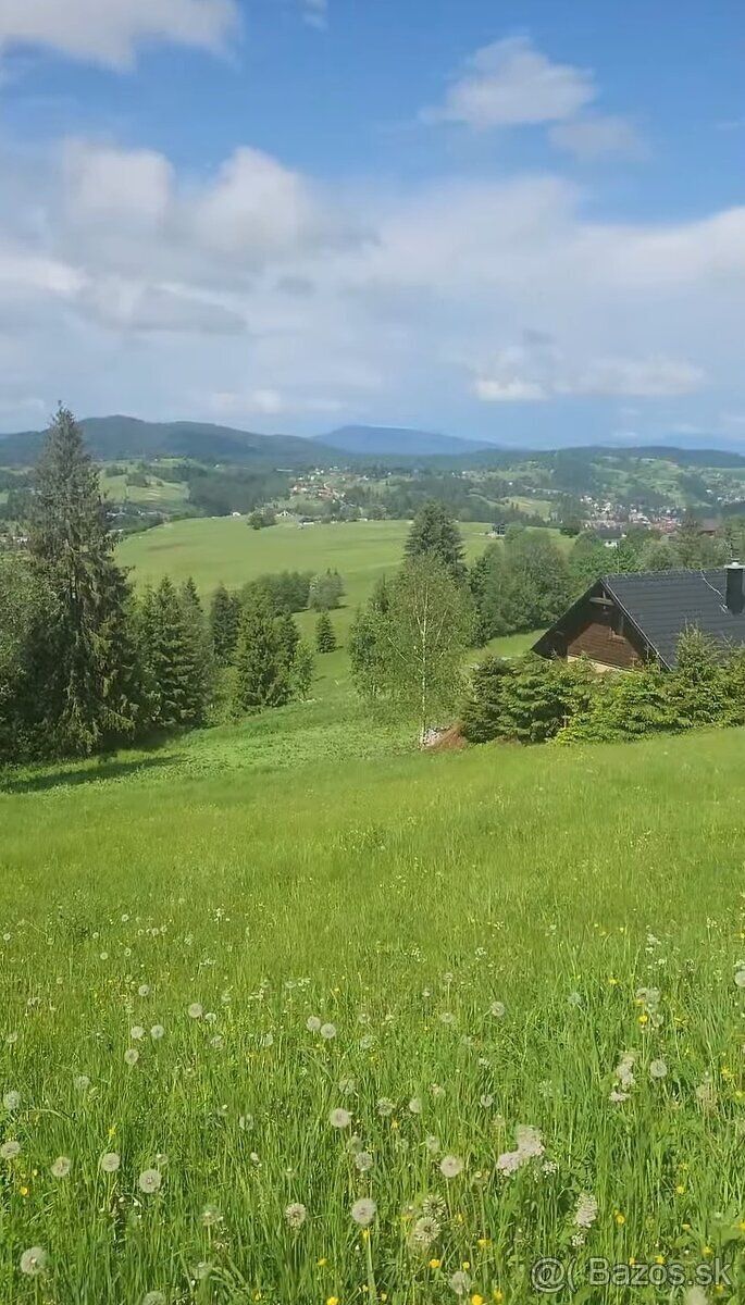 Prodám pozemek o ploše 691 m2 v obci Oravská Lesná. Nachází