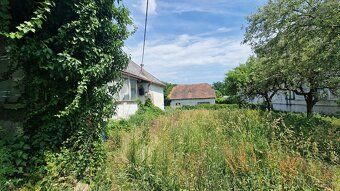Pozemek 3704 m2 se starou kamennou budovou v obci