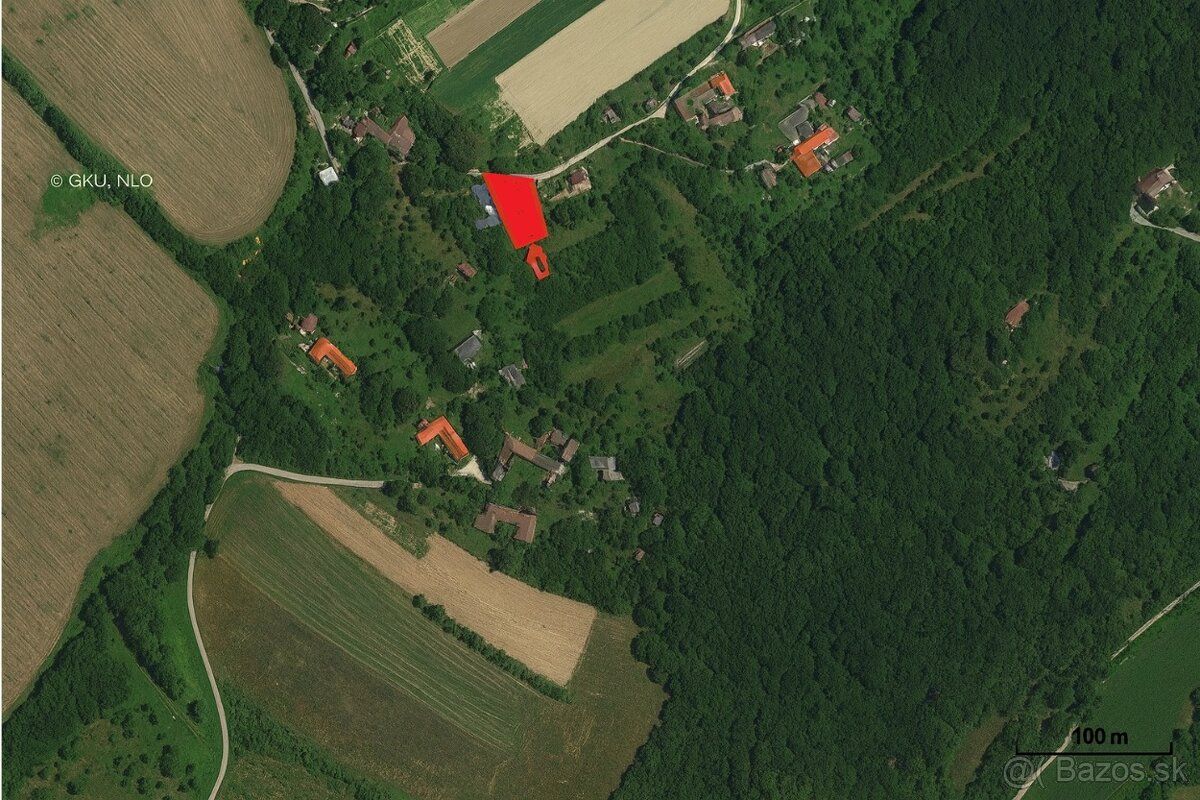 Ponúkame na predaj pozemok na stavbu menšieho rodinného domu