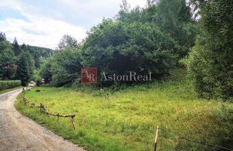 AstonReal nabízí k prodeji pozemek o ploše 696 m2 určený