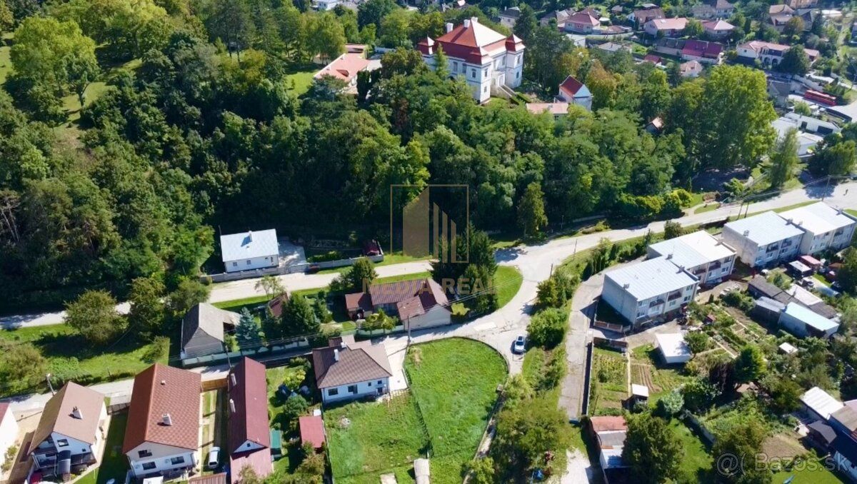 Výhodná cena. Na prodej stavební pozemek přímo v centru