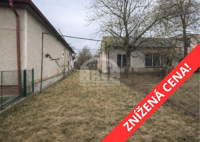 Nabízíme k prodeji prostorný pozemek se starší budovou v