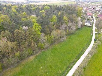 Prodáme slunný pozemek o velikosti 1 659 m2 v obci Rudník