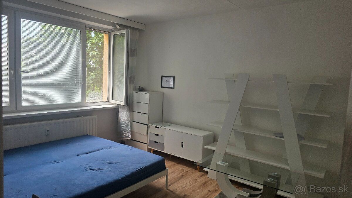 Здам в оренду простору кімнату на Крамиарах лише 300€ Здаю