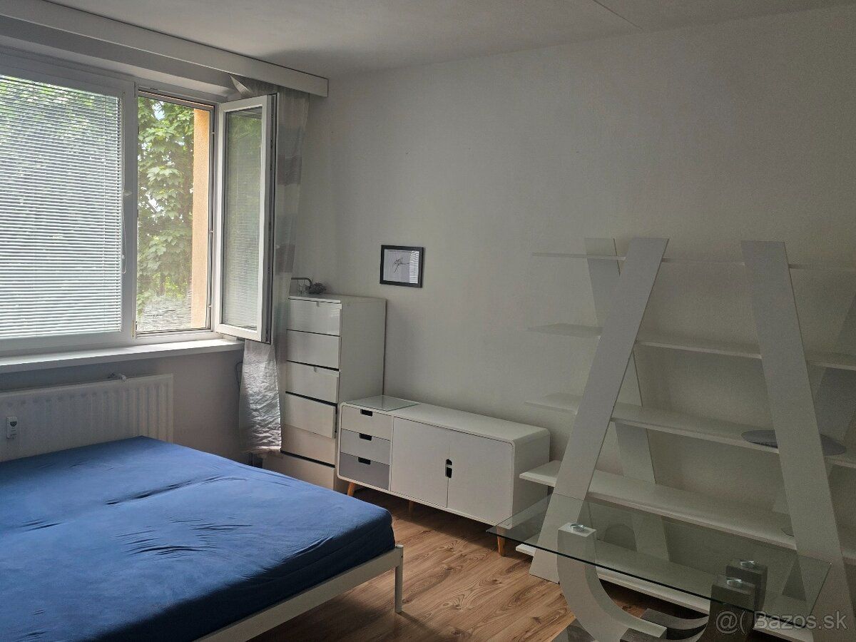 Здам в оренду простору кімнату на Крамиарах лише 300€ Здаю