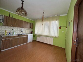 Oferujemy przestronny trzykondygnacyjny dom jednorodzinny w