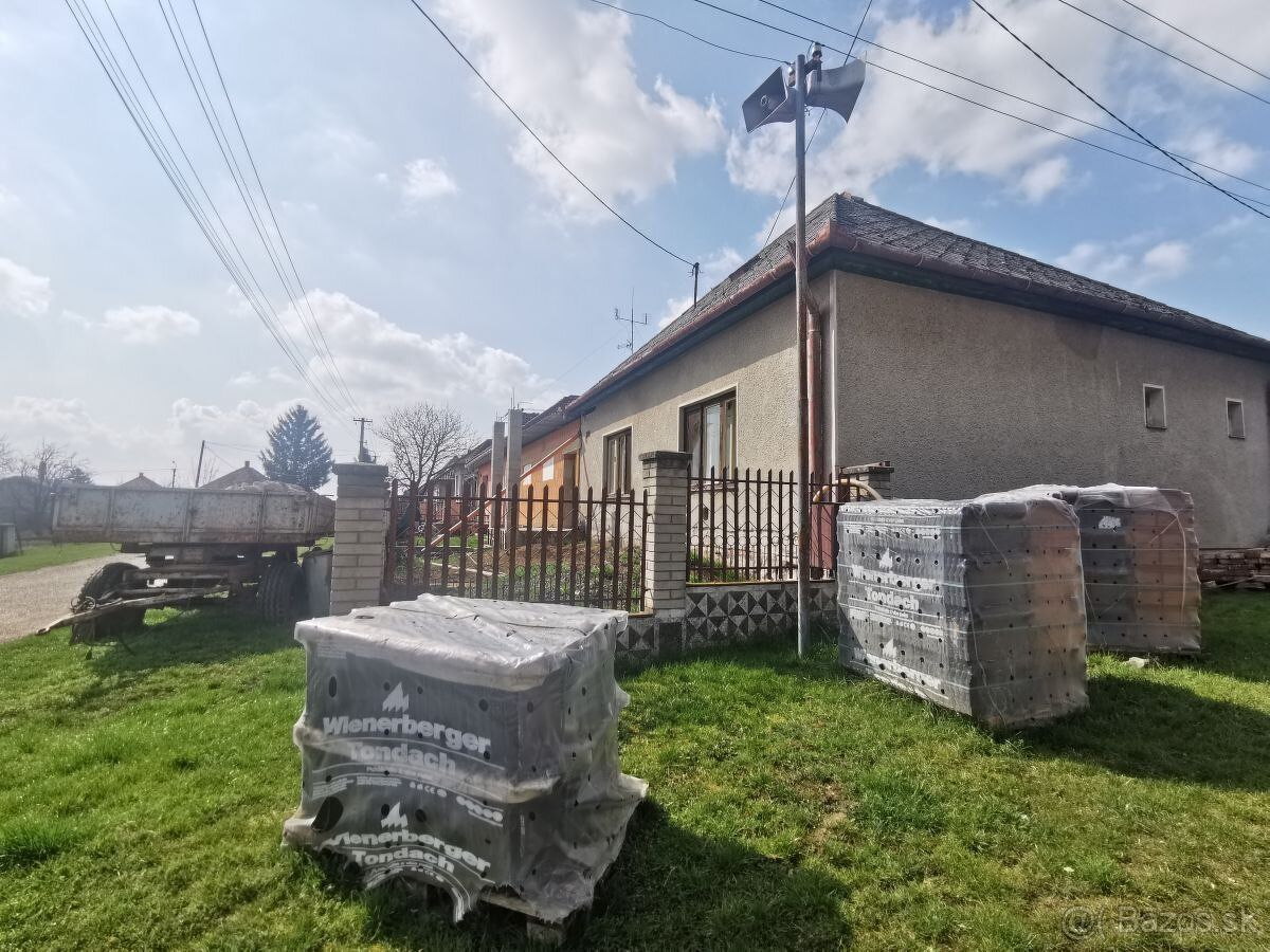 Об'єктом аукціону є односімейний будинок з номером 240
