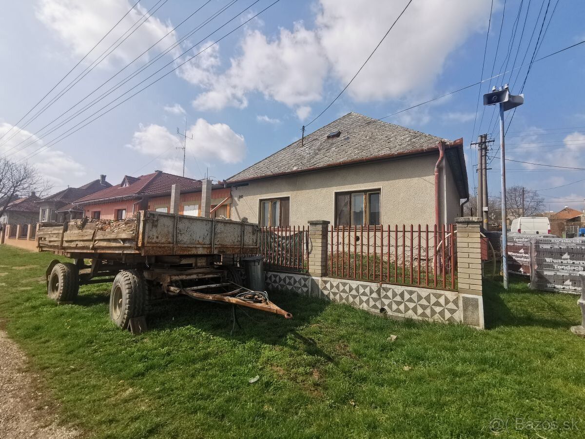Об'єктом аукціону є односімейний будинок з номером 240