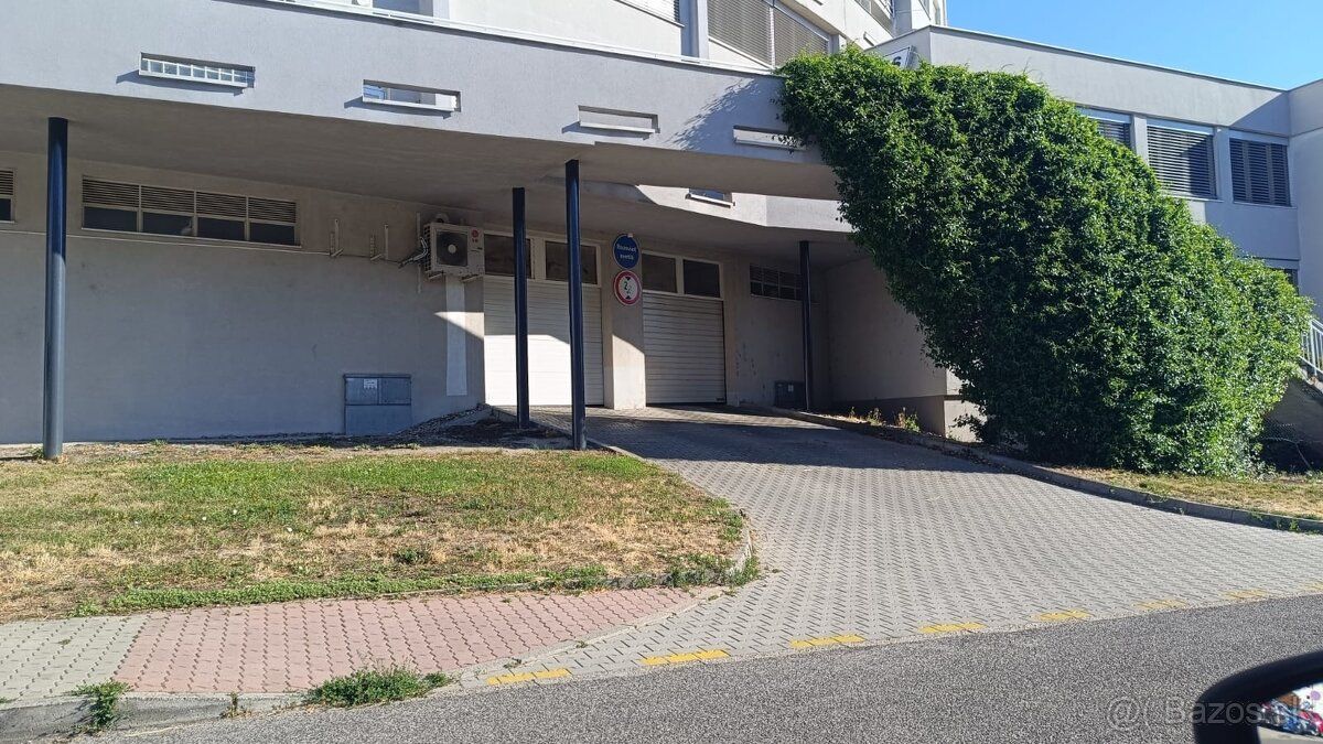 Nájemné místo k pronájmu v Karlovej Vsi. Smlouva na 1 rok