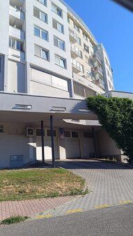 Nájemné místo k pronájmu v Karlovej Vsi. Smlouva na 1 rok