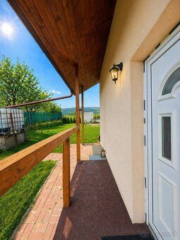 We offer for sale an all-year round habitable cottage with