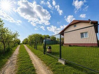 We offer for sale an all-year round habitable cottage with