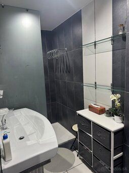 Nowoczesny i w pełni wyposażony apartament w dzielnicy