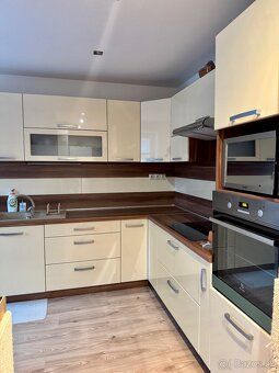 Nowoczesny i w pełni wyposażony apartament w dzielnicy