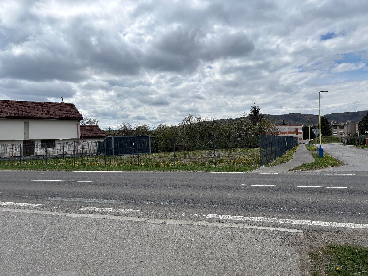 Nabízím k pronájmu rovinný pozemek o ploše 1100 m² ve městě