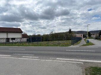 Nabízím k pronájmu rovinný pozemek o ploše 1100 m² ve městě
