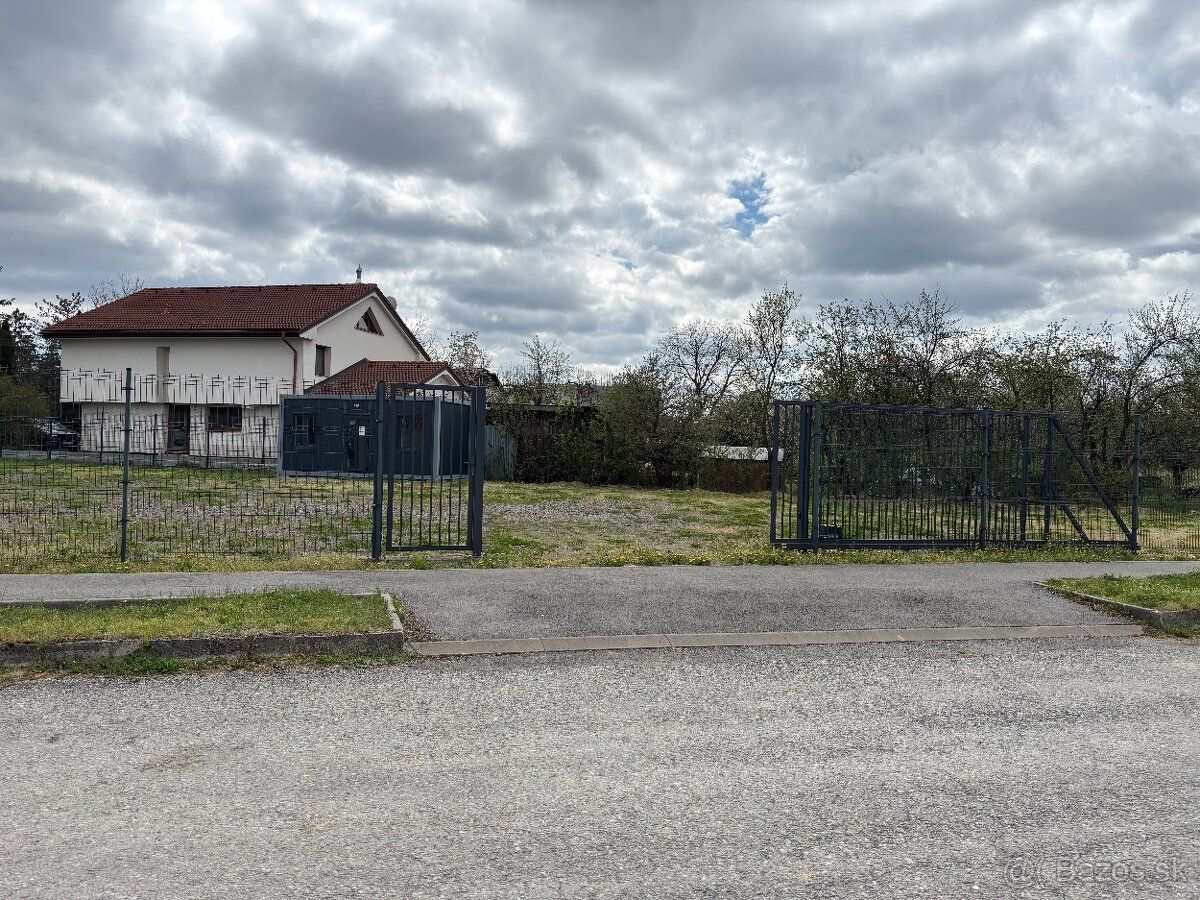 Nabízím k pronájmu rovinný pozemek o ploše 1100 m² ve městě