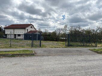 Nabízím k pronájmu rovinný pozemek o ploše 1100 m² ve městě