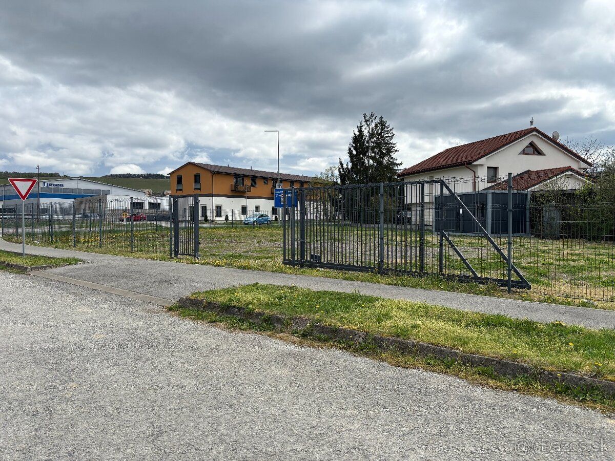 Nabízím k pronájmu rovinný pozemek o ploše 1100 m² ve městě