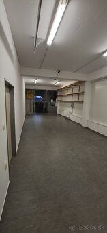 We offer you an office space with a warehouse for rent in a