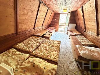 Oferujemy na sprzedaż obszerną chatę rekreacyjną u podnóża