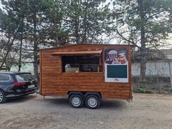 ruchomy bufet wyposażony w lodówkę, gazową kuchenkę