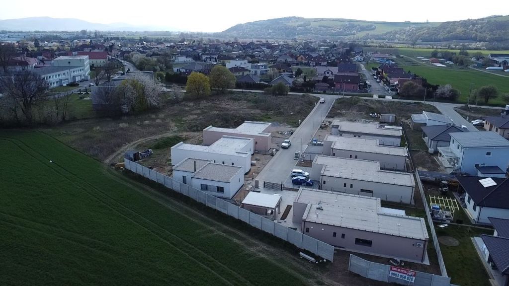 Hľadáte pokojné bývanie v blízkosti prírody, no zároveň s vý
