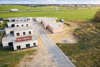 Hľadáte pokojné bývanie v blízkosti prírody, no zároveň s vý