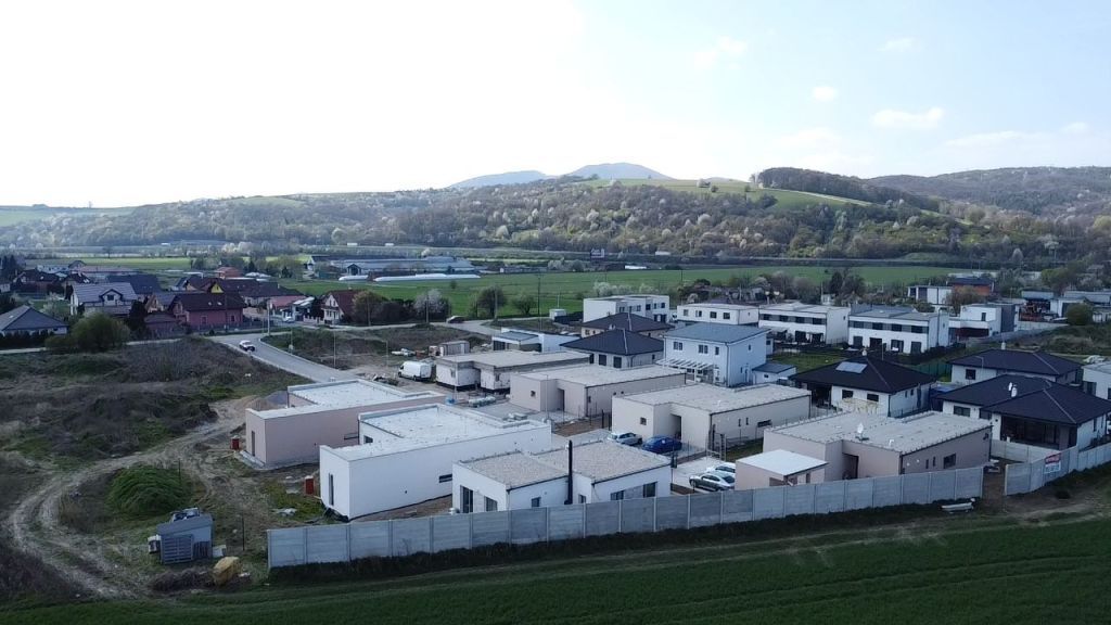 Hľadáte pokojné bývanie v blízkosti prírody, no zároveň s vý