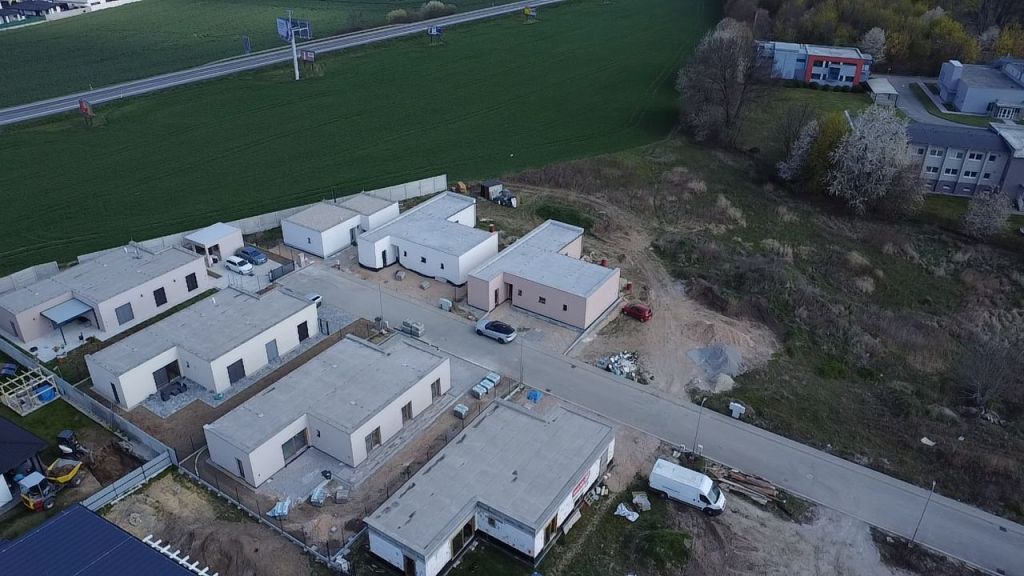 Hľadáte pokojné bývanie v blízkosti prírody, no zároveň s vý