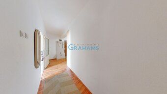 Агентство нерухомості Grahams пропонує на продаж просторий