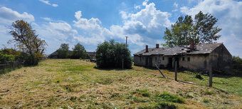 Oferujemy na sprzedaż dużą działkę na uboczu w miejscowości