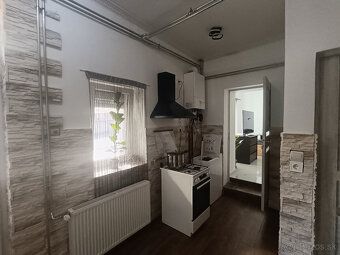 Do sprzedania oferuję odnowioną nieruchomość o wielkości 70