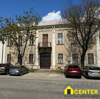 Oferujemy na sprzedaż budynek i 2 hale z dużym terenem do