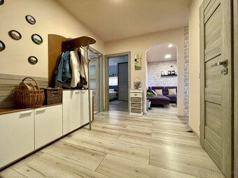 We offer for sale a spacious 3-room apartment with an area