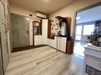 We offer for sale a spacious 3-room apartment with an area