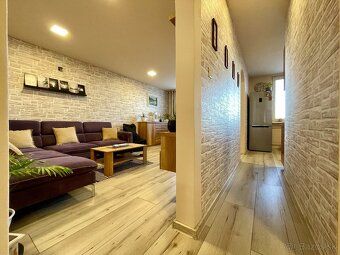 We offer for sale a spacious 3-room apartment with an area