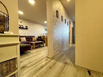 We offer for sale a spacious 3-room apartment with an area