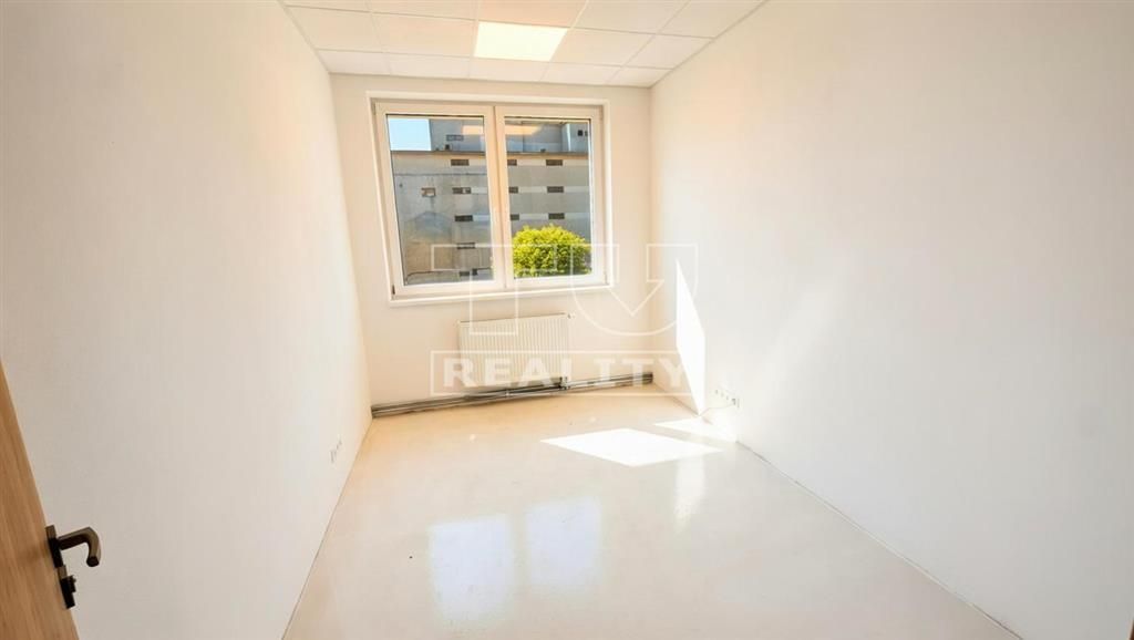 FULLY RENOVATED OFFICES / WAREHOUSE IN POPRAD – ZÁPAD