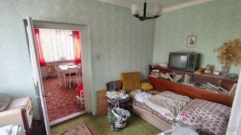 Ponúkame na predaj 4-izbový rodinný dom v pôvodnom, zachoval