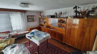 Ponúkame na predaj 4-izbový rodinný dom v pôvodnom, zachoval