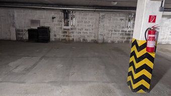 Nabízím k pronájmu samostatnou uzamykatelnou garáž v