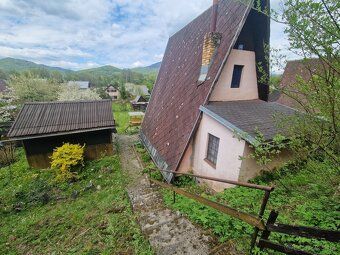 Ponúkam na predaj útulnú podpivničenú chatu s veľkým pozemko