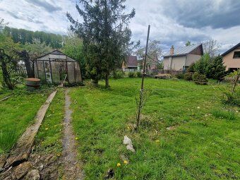 Ponúkam na predaj útulnú podpivničenú chatu s veľkým pozemko